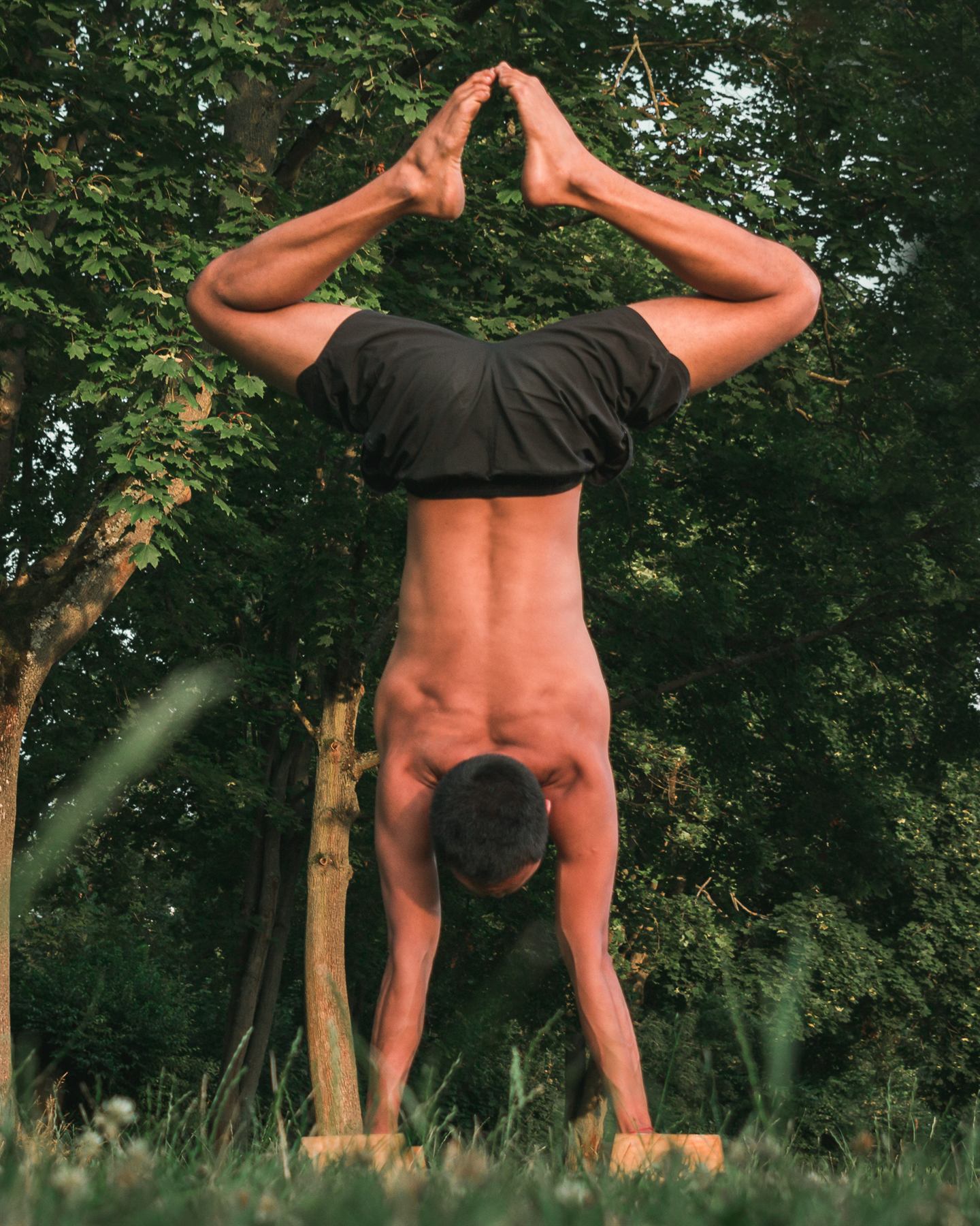 Handstand-Training als Symbol für Eigenverantwortung im Online-Coaching