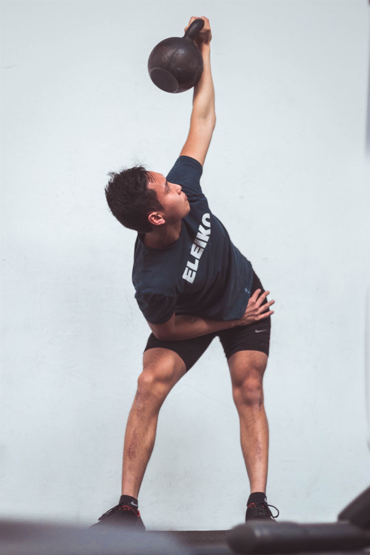 Bilguun Choimaa bei einer Kettlebell-Windmill-Übung